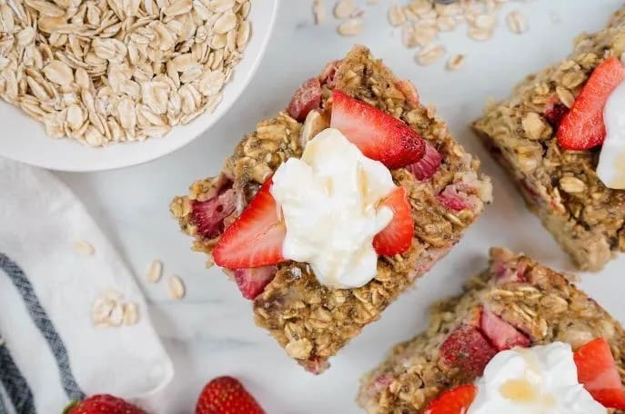 strawberry-banana-baked-oatmeal